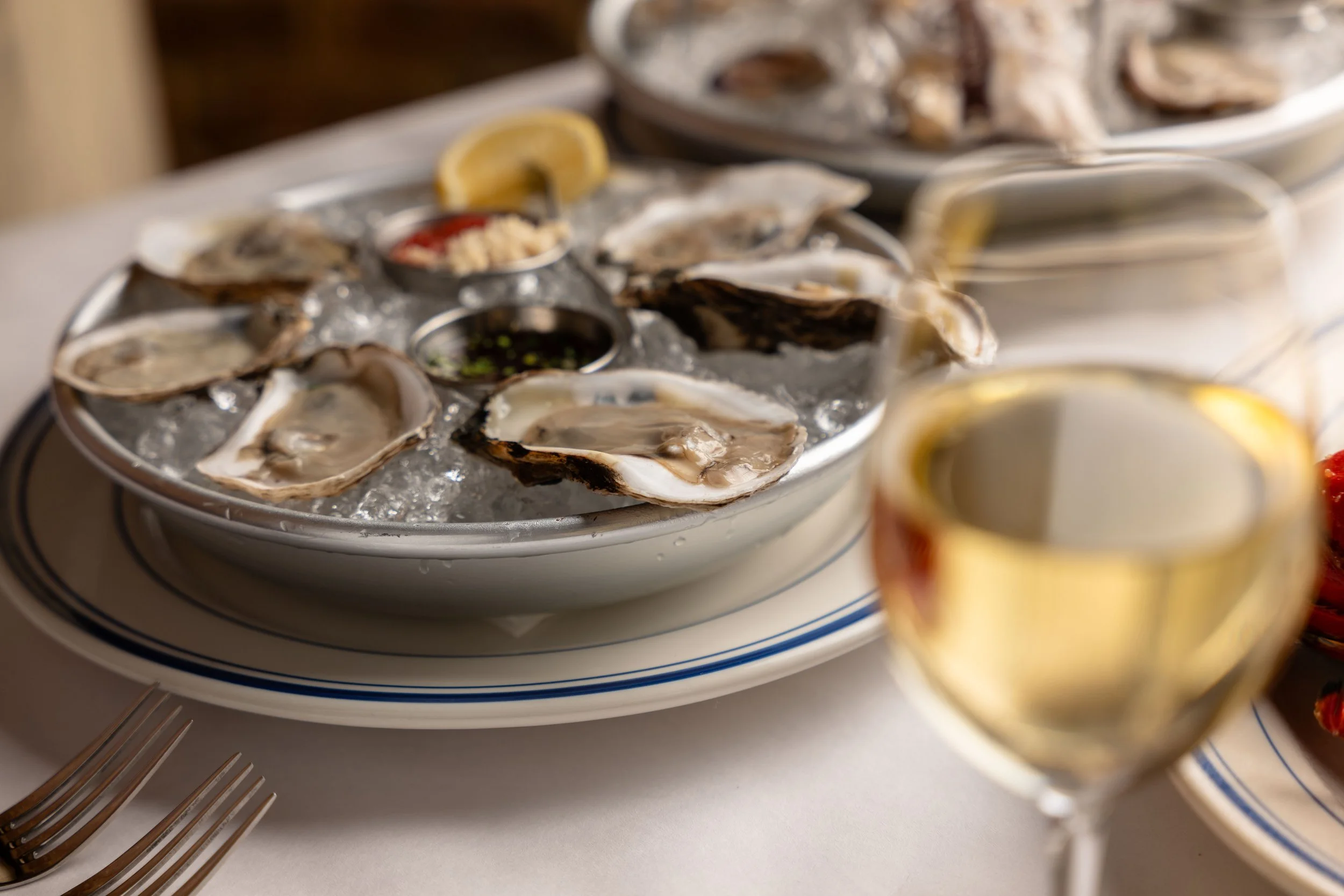 Oyster service with white wine